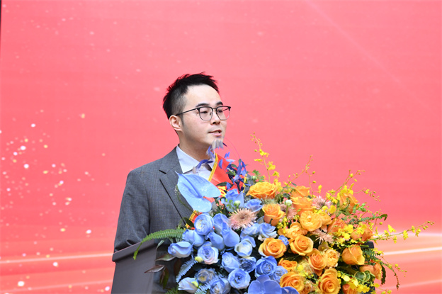 17373339172787164A87.jpg 12.2邹鸿.jpg