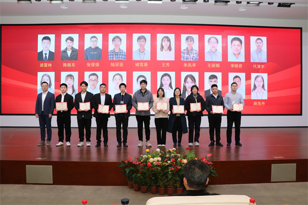 17373390321404555899.jpg 优秀员工.jpg